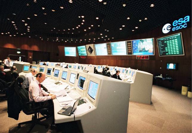 issue8-esoc-main-control-room-during-rosetta-leop-on-2-march-2004.jpg