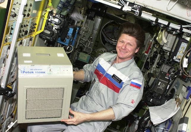 issue8-fig-6-installing-the-potok-150mk-air-cleaner-on-the-iss.jpg