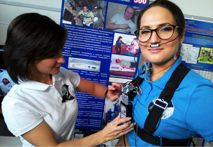 Crew commander Elena Luchitskaya undergoes ‘Cardiovector’ testing with Marina Maksimova, one of the project’s participants