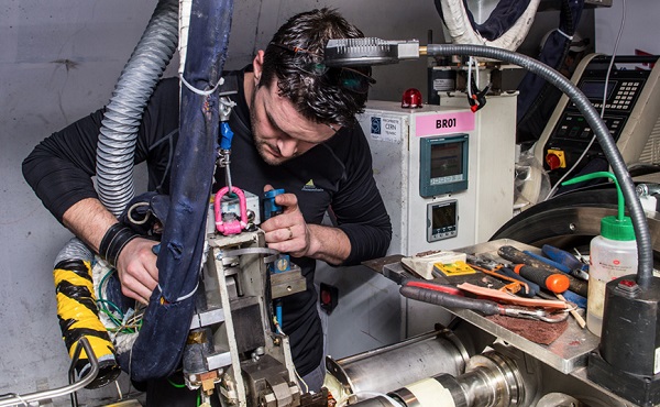 Re-soldering of the last splice during the first long shutdown at the Large Hadron Collider