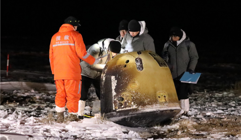 Recovery personnel work at the landing site recovering the Chang'e-5 sample-return probe in Siziwang banner, North China's Inner Mongolia autonomous region, on 17 Dec, 2020. Image: Batbayar/China Daily]