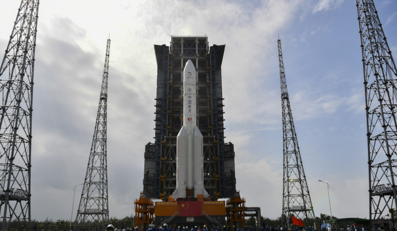 The rocket to lift Chang'e 5, the latest mission in China's lunar exploration program, is moved to its launch pad in the Wenchang Space Launch Center in Hainan province on 17 Nov, 2020. Image: Zhang Senyu/chinadaily.com.cn