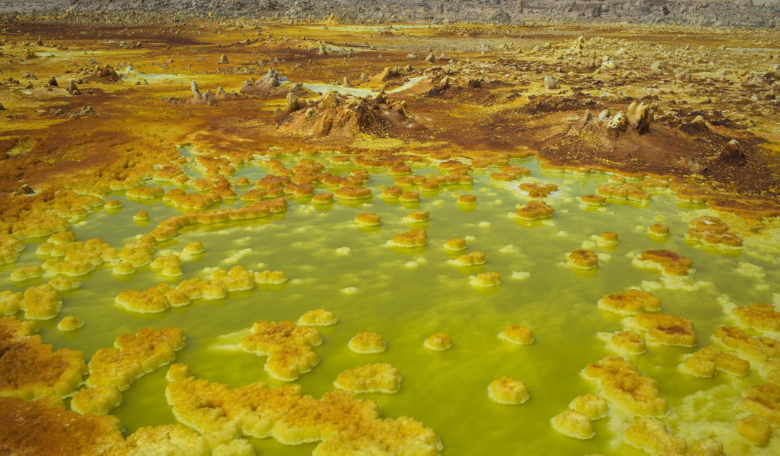 The Danakil Depression in Ethiopia is one of the hottest and harshest environments on earth and yet extremophiles thrive here. Could a layer of silica aerogel produce conditions on Mars for simple life to take hold? Image: REUTERS/Siegfried Modola