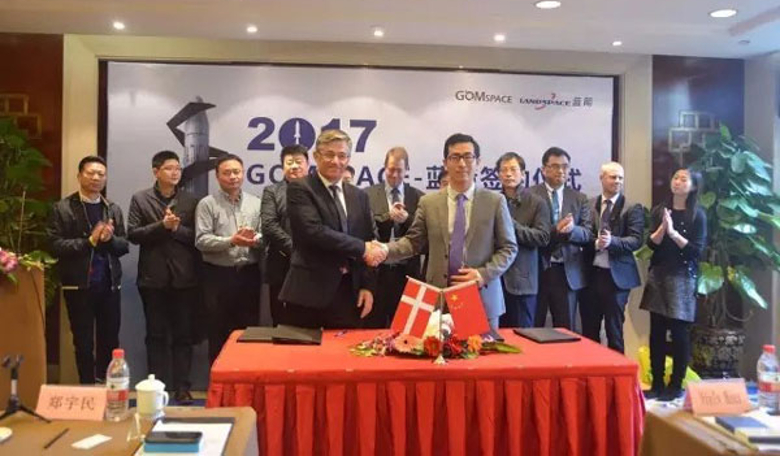Landspace Technology CEO Zhang Changwu shakes hands with the Gomspace representative at the signing ceremony. Image: Chinanews