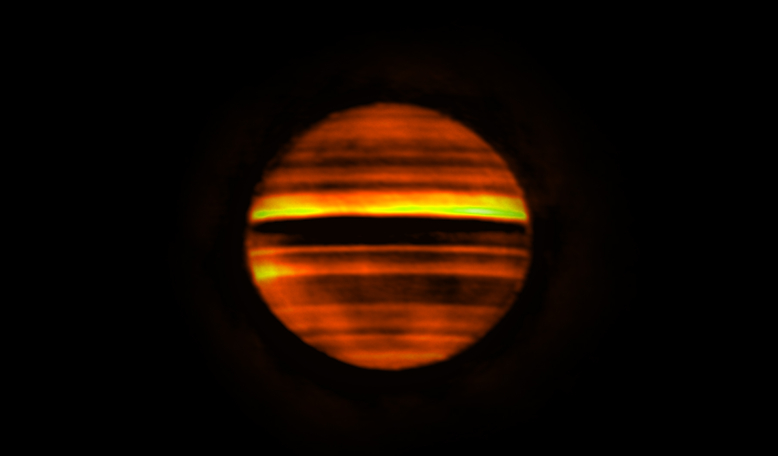 Radio image of Jupiter made with ALMA. Bright bands indicate high temperatures and dark bands low temperatures. The dark bands correspond to the zones on Jupiter, the bright bands correspond to the brown belts. Image: ALMA (ESO/NAOJ/NRAO), I. de Pater