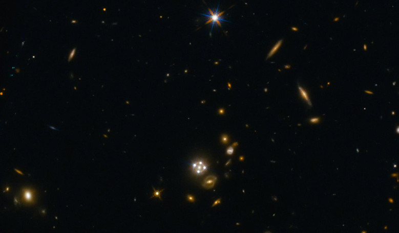 This image shows HE0435-1223, among the five best lensed quasars discovered to date. The foreground galaxy creates four almost evenly distributed images of the distant quasar around it. Image: Sherry Suyu, ESA/Hubble, NASA 