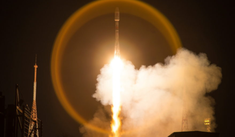 An Arianespace Soyuz rocket launches from Baikonur Cosmodrome on March 21, 2020, carrying 34 internet satellites for the company OneWeb. Image: CC Yuzhny/Roscosmos